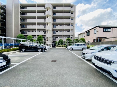 【駐車場】 | クレドール水元公園 | 【敷地内駐車場】最新の空き状況や費用などの詳細は担当スタッフまでお問い合わせください。