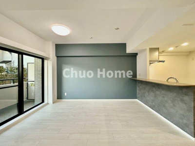 【キッチン】 | クレドール水元公園 | 視界に広がりを生むオープンなキッチン。料理や片付けをしながら、家族との会話を楽しんだり、リビングで遊ぶ子どもを見守れます。ご見学時には家具の配置などもイメージしながらぜひご覧になって見て下さい。