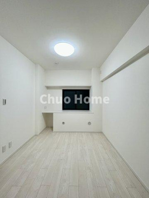 【寝室】 | クレドール水元公園 | 【寝室】心と体をゆったりと安らげる主寝室。寝室のゆとりが大きい分だけ、暮らしの安らぎは深まります。一日の疲れを癒すだけでなく、ご夫婦の親密な語らいを紡ぎ出します