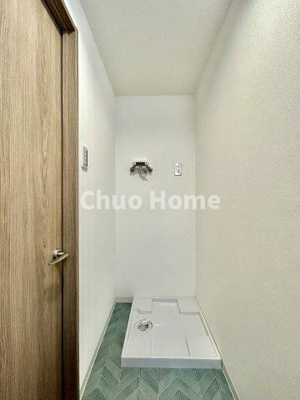 【ランドリースペース】 | クレドール水元公園 | 【ランドリースペース】担当者がスケールを持ち歩いておりますので、ご見学時には現在お使いの洗濯機などがきちんと収まるかなどもチェックして下さい。見学前に測っておくと非常に便利だと思います。