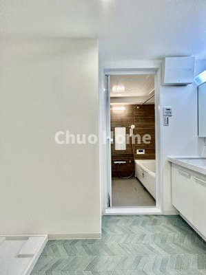 【脱衣所】 | クレドール水元公園 | 【洗面所】明るい洗面所は朝をすっきりさせてくれる空間です。バタバタしている忙しい朝でも収納が多い洗面台では短い時間で効率良く支度ができます。