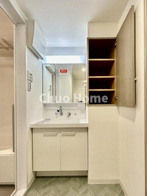 【独立洗面台】 | クレドール水元公園 | 【洗面化粧台】洗面化粧台には三面鏡を採用。身だしなみを整えやすい事はもちろんですが、鏡の後ろに収納スペースを設ける事により、散らかりやすい洗面スペースをすっきりさせる事が出来るのも嬉しいですね