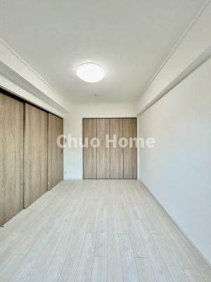 【洋室】 | クレドール水元公園 | 【洋室】快適に過ごす条件は、一人ひとり違います。だからこそ飾り過ぎないシンプルな内装と偏り過ぎないデザインで統一しております。居住していく中でオーナー様だけの【マイホーム】に創り上げて下さい