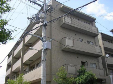 オートロックで外部の人間が簡単に出入りできないため安心です。