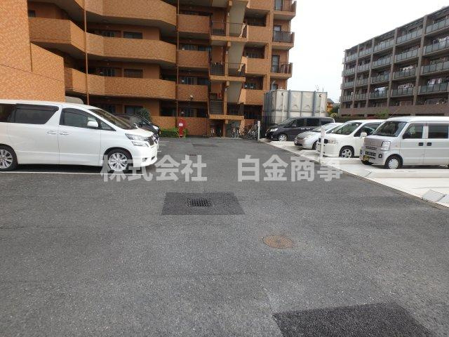 ダイアパレス若葉弐番館の駐車場
