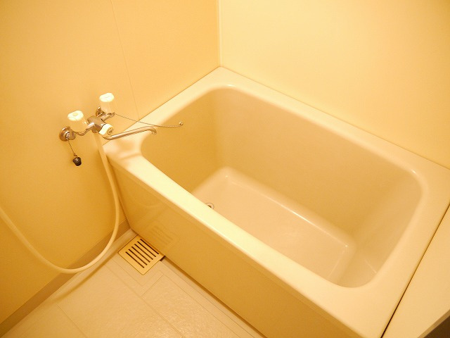 レオパレスＹＡＭＡＤＡｏｎｅの浴室|コンパクトで使いやすいお風呂です