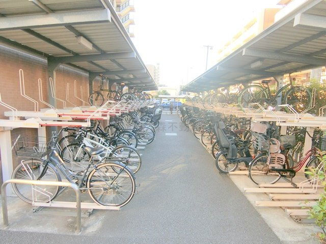 グランイーグル多摩川スカイガーデンのその他共用部分|屋根付きの駐輪場
