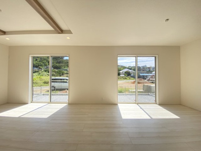 【居間・リビング】 | うるま市石川（限定1棟） | ※同仕様写真です　リビングはオシャレで解放感ある吹き抜け♪