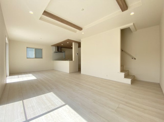 【居間・リビング】 | うるま市石川（限定1棟） | ※同仕様写真です　リビングはオシャレで解放感ある吹き抜け♪