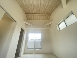 【洋室】 | うるま市石川（限定1棟） | ※同仕様写真です　オシャレで解放感ある勾配天井♪