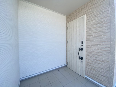 【玄関】 | うるま市石川（限定1棟） | ※同仕様写真です　スマートキー付き♪