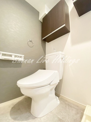 【トイレ】 | ベイルーム横須賀三春町 | 収納棚、ペーパーホルダー２つ完備！