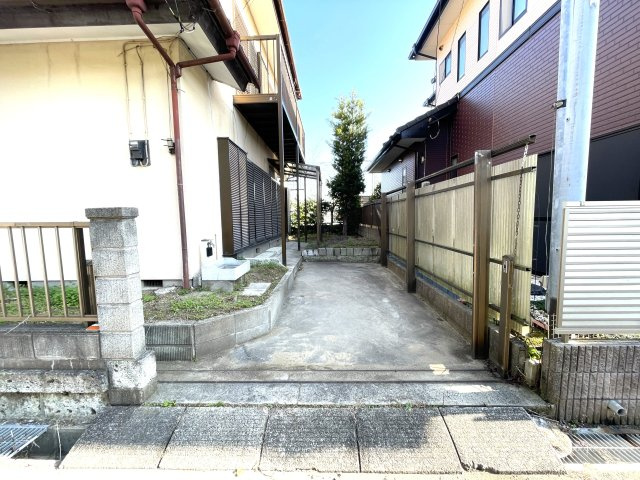 北塚貸家の駐車場