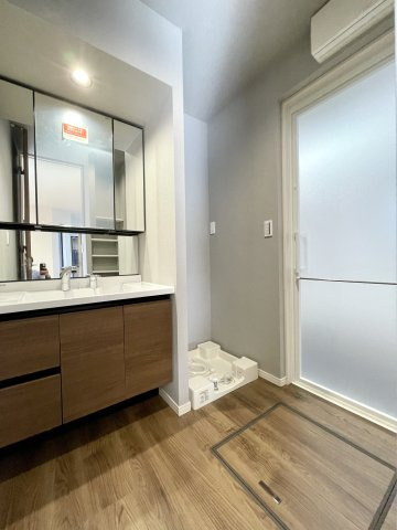 練馬区田柄4丁目　豊かな設備仕様　個性輝く特別な1邸の独立洗面台