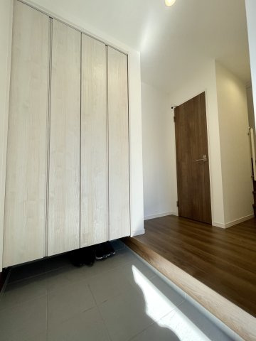 練馬区田柄4丁目　豊かな設備仕様　個性輝く特別な1邸の玄関