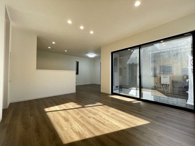 練馬区田柄4丁目　豊かな設備仕様　個性輝く特別な1邸の居間・リビング