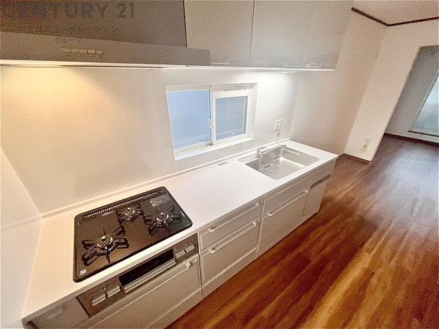 多数の調理器具を同時に使用でき、料理の効率化が可能。省エネで節約になり、様々な料理スタイルに適応できます。また、火力調整が独立しており、手入れや掃除もしやすく、今よりもっとお料理が楽しくなるかも。