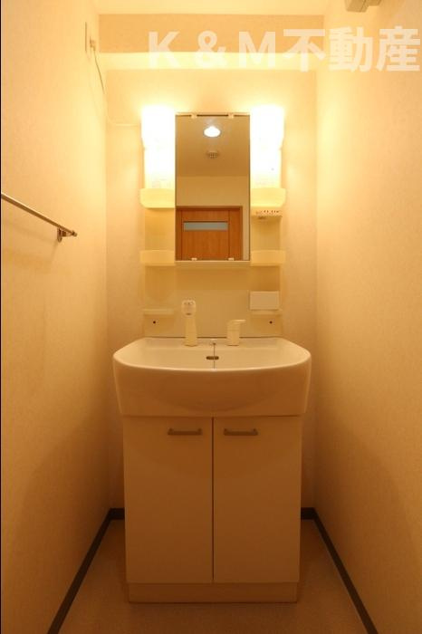 アルカンシェルの洗面所|ゆったりとスペースのある洗面所