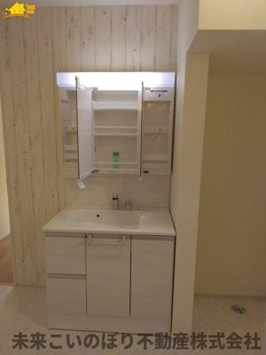 【独立洗面台】 | Blooming Garden北足立郡伊奈町中央4丁目1号棟 | 鏡の裏は収納になっています。
スッキリ収納ができます！