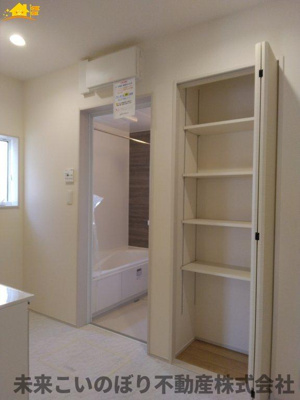 【脱衣所】 | Blooming Garden北足立郡伊奈町中央4丁目1号棟 | 洗面脱衣室には窓があり空気の入れ替えが出来カビの防止対策できますよ。