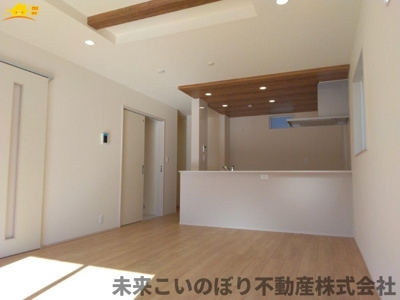 【居間・リビング】 | Blooming Garden北足立郡伊奈町中央4丁目1号棟 | 一日の中で多くの時間を過すことになるリビングダイニングだからこそ、いつも穏やかな空間であることが必然。爽やかな通風と採光を存分に感じる事が出来る空間です。