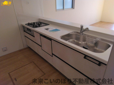 【キッチン】 | Blooming Garden北足立郡伊奈町中央4丁目1号棟 | 対面キッチンならつくりたてのお料理をすぐに食卓へ♪配膳しながら調理ができるので調理スペースを広く使用でき、作業効率も上がります♪