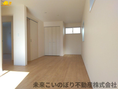 【寝室】 | Blooming Garden北足立郡伊奈町中央4丁目1号棟 | 主寝室は大型ベッドもラクラク設置できます♪ゆとりある動線も確保でき、ゆったりとお寛ぎいただけます♪