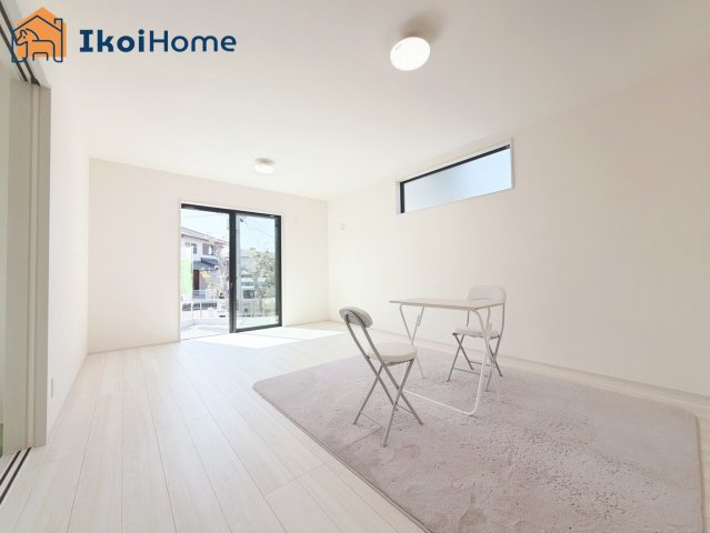 神戸市西区竹の台5期　新築戸建の居間・リビング|◆同社施工例◆広々としたLDKは開放感があり、大型家具を設置しても圧迫感がありません。