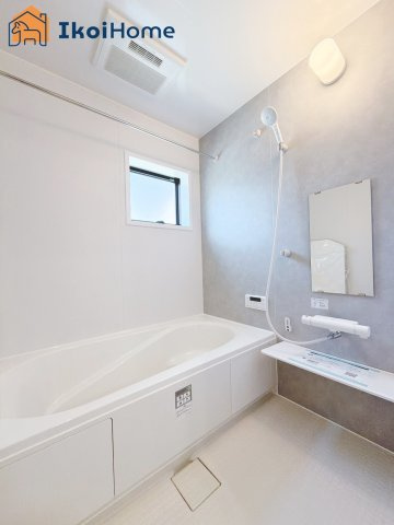 神戸市西区竹の台5期　新築戸建の浴室|◆同社施工例◆足を伸ばしてご入浴いただけるゆったりとした浴槽です。ベンチタイプで半身浴も可能です。