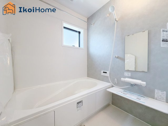 神戸市西区竹の台5期　新築戸建の浴室|◆同社施工例◆小窓があり換気良好の浴室です。清潔な空間を保てます。