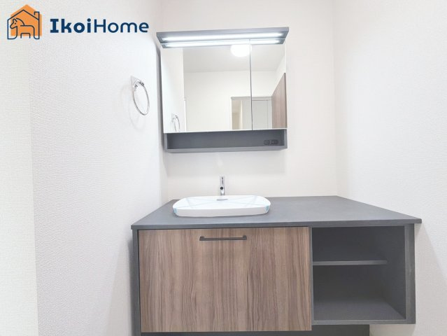 神戸市西区竹の台5期　新築戸建の洗面所|◆同社施工例◆洗面台はお化粧をする時にも便利な３面鏡＆お掃除の際にも便利なハンドシャワータイプです。