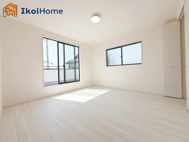 神戸市西区竹の台5期　新築戸建の寝室|◆同社施工例◆バルコニーに面した明るいお部屋です♪クローゼットも完備しております！