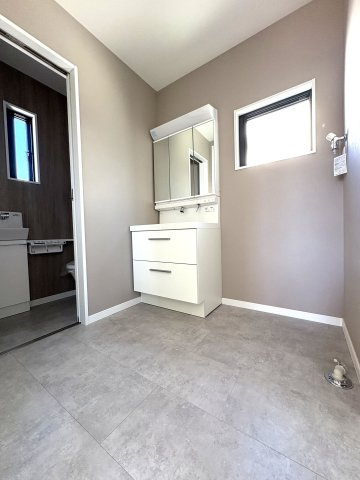 KUGENUMA COAST RESIDENCE – 開放感と光に満ちる、鵠沼海岸のデザイン邸 –の洗面所