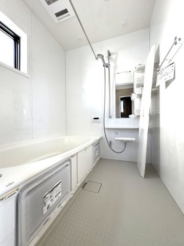 KUGENUMA COAST RESIDENCE – 開放感と光に満ちる、鵠沼海岸のデザイン邸 –の浴室