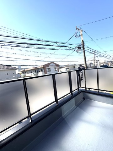 KUGENUMA COAST RESIDENCE – 開放感と光に満ちる、鵠沼海岸のデザイン邸 –のバルコニー