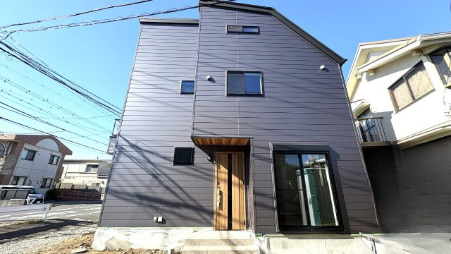 KUGENUMA COAST RESIDENCE – 開放感と光に満ちる、鵠沼海岸のデザイン邸 –