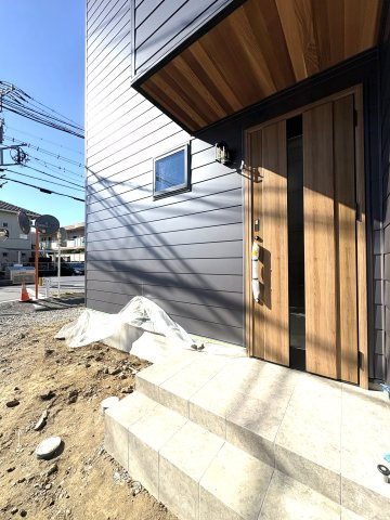 KUGENUMA COAST RESIDENCE – 開放感と光に満ちる、鵠沼海岸のデザイン邸 –の玄関