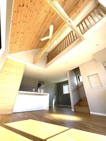 KUGENUMA COAST RESIDENCE – 開放感と光に満ちる、鵠沼海岸のデザイン邸 –の居間・リビング