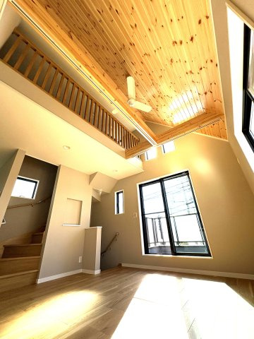 KUGENUMA COAST RESIDENCE – 開放感と光に満ちる、鵠沼海岸のデザイン邸 –の居間・リビング