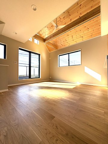 KUGENUMA COAST RESIDENCE – 開放感と光に満ちる、鵠沼海岸のデザイン邸 –の居間・リビング