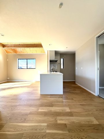 KUGENUMA COAST RESIDENCE – 開放感と光に満ちる、鵠沼海岸のデザイン邸 –の居間・リビング