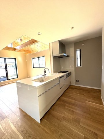 KUGENUMA COAST RESIDENCE – 開放感と光に満ちる、鵠沼海岸のデザイン邸 –のキッチン