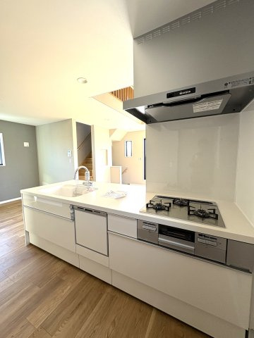 KUGENUMA COAST RESIDENCE – 開放感と光に満ちる、鵠沼海岸のデザイン邸 –のキッチン