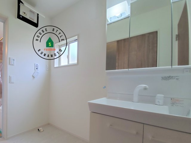 菊池郡大津町大字大津第7-3棟（5号棟）　の内観：施工例|毎日使うものだから清潔な空間を保ちたい水回り。洗面にはそんな願いを解消させてくれる収納アイデアが満載です。三面鏡の裏側にはキャビネットが現れ小物から背の高い物まで収納できます。