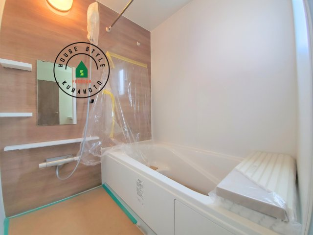 菊池郡大津町大字大津第7-3棟（5号棟）　の内観：施工例|ウ窓もあるので換気も安心ですね。同社仕様。1日の疲れを癒してくれる広々バスルーム。雨の日のお洗濯にも大活躍な浴室乾燥機付です！