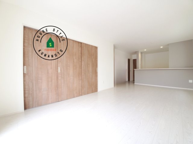 菊池郡大津町大字大津第7-3棟（5号棟）　の内観：施工例|ご家族を近くに感じられる対面キッチンのLDK。会話もはずみそうですね。