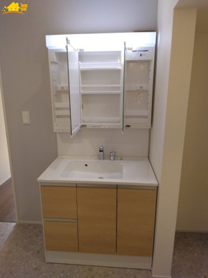 【独立洗面台】 | Blooming Garden北足立郡伊奈町中央4丁目2号棟 | 鏡の裏は収納になっています。
スッキリ収納ができます！