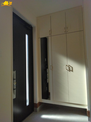 【玄関】 | Blooming Garden北足立郡伊奈町中央4丁目2号棟 | 内側から見た玄関はとても開放感があり、気持ちよくお出かけができます。
収納もしっかりあるので家族の靴をきちんと片づけておけます。