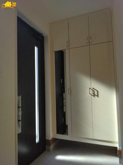 【玄関】 | Blooming Garden北足立郡伊奈町中央4丁目2号棟 | 内側から見た玄関はとても開放感があり、気持ちよくお出かけができます。
収納もしっかりあるので家族の靴をきちんと片づけておけます。