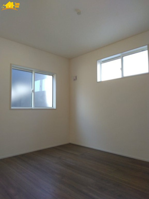 【子供部屋】 | Blooming Garden北足立郡伊奈町中央4丁目2号棟 | 二面採光のお部屋で日当たり通風良好です！
収納も大きく過ごしやすいです。お子さんのお部屋にいかがでしょうか